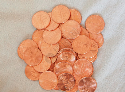 一元硬币一分小麦一分硬币美元硬币美国1分小麦1分硬币在粗麻布背景上图片