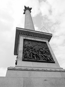 在伦敦的Trafalgar广场的Nelson列纪念碑英国伦敦黑白图片