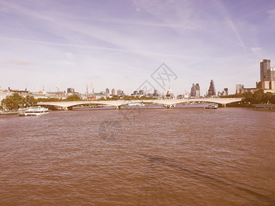 伦敦的滑铁卢大桥伦敦泰晤士河的滑铁卢大桥背景图片