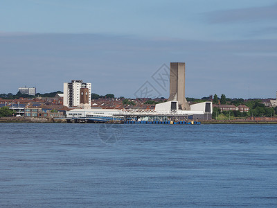 北瓜子Birkenhead在利物浦的景象Birkenhead在英国利物浦的默西河对面天线景象背景