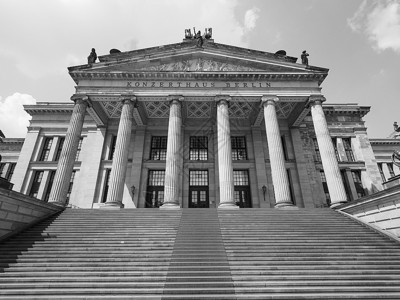 柏林的康泽尔萨斯黑白相间德国柏林密特区中央宪兵广场上的柏林音乐厅黑白相间图片