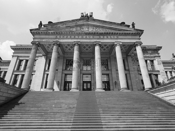 柏林的康泽尔萨斯黑白相间德国柏林密特区中央宪兵广场上的柏林音乐厅黑白相间图片