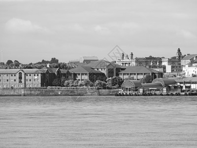 Birkenhead在利物浦的视图Birkenhead在英国利物浦的Mersey河对面的Birkenhead天线以黑白两种颜色浏图片
