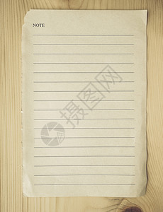 旧的看白纸条注释书页旧的看在木制表格上的空白笔记本页背景图片