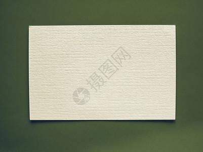 Vintagelooking空白纸标签Blank纸标签或贴有复制空间的纸标签平放在绿色桌面背景上图片