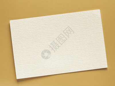 Vintagelooking空白纸标签Blank纸标签或贴有复制空间的纸标签平放在黄色桌面背景上图片