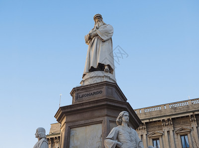 米兰的达芬奇纪念碑1872年意大利米兰雕塑家皮埃特罗马格尼设计的位于斯卡拉广场意为斯卡拉广场的达芬奇纪念碑图片