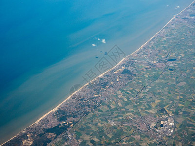 比利时海岸空中观察比利时海岸VeurnoNieuportKoksijdeOstend城市空中观察图片