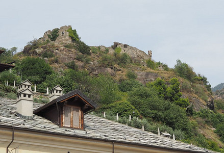 意大利庞特圣马丁山顶古中世纪城堡的废墟图片