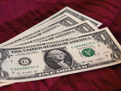 一美元纸币美国红丝绒背景一美元纸币USD美国货币在深红色天鹅绒背景上图片