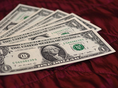一美元纸币美国红丝绒背景一美元纸币usd美国货币在深红色天鹅绒背景