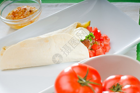 用新鲜切片西红柿在皮塔面包上装新鲜的法拉纸图片