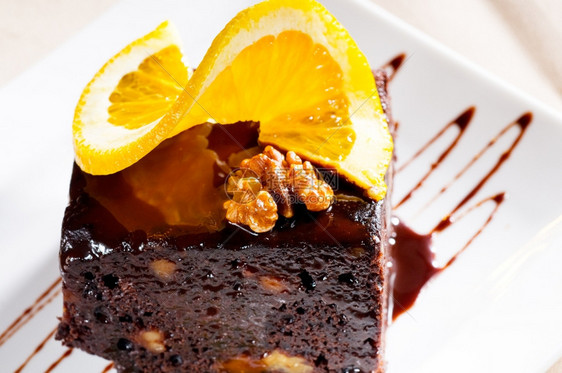 美味的巧克力和胡桃蛋糕上面有小块奥兰斯图片