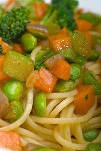 意大利面配有新鲜自制蔬菜酱图片