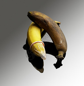 两只香蕉一对保险套好坏没有保险套安全爱概念图片