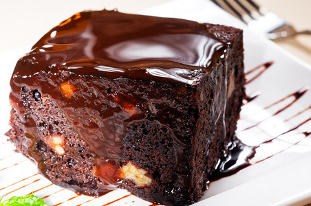 美味的巧克力和胡桃蛋糕图片
