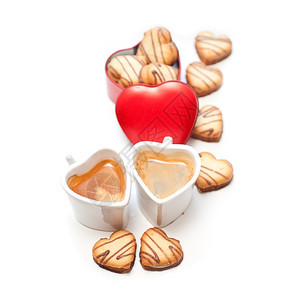 红心金属盒和咖啡杯上的红心奶油饼干图片