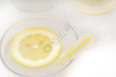 新鲜柠檬汁加切片图片