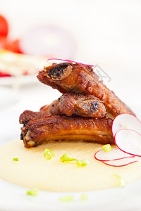 传统的意大利烤猪排在罗伦塔床玉米奶油图片