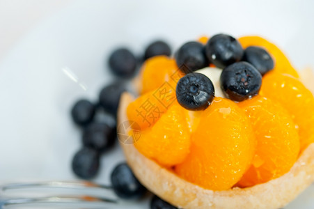 新鲜蓝莓和橘子橙色奶油蛋糕图片