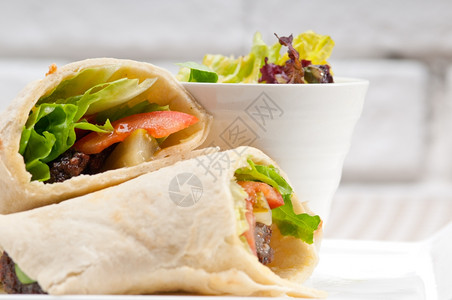 KaftaShawarma鸡肉皮煎蛋卷三明治传统阿拉伯东部中食物图片