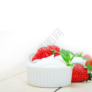 近视图小塑料盒上的草莓酸奶图片