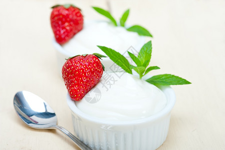 传统自制酸奶和有机草莓图片