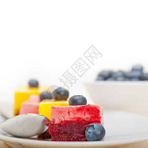 新鲜草莓和芒果慕斯甜饼蓝莓图片