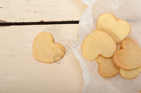 爱心型曲奇饼干鲜烤心型短面包情人节日饼干纸质包装背景