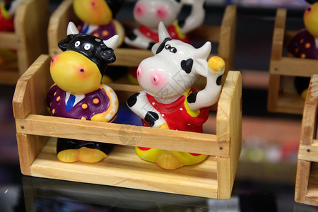 小玩具彩色奶牛装饰图背景