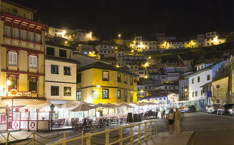 西班牙Cudillero旅游捕鱼村夜间风景图片