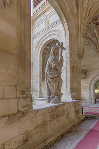 修道院内美丽的石头雕塑图片