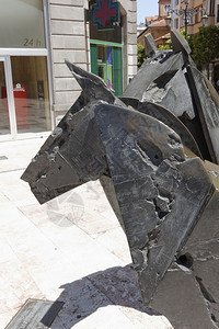 马的抽象雕塑图片