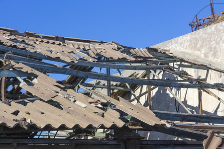 旧废弃工业的屋顶被破碎和毁坏图片