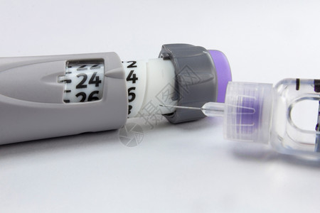 注射糖尿病胰岛素的现代注射器和针头背景图片