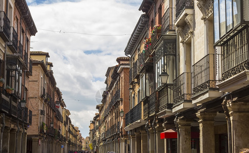 西班牙阿尔卡拉德赫纳雷斯带拱廊的旅游步行街图片