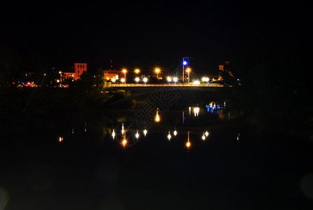 晚上有灯光和反的pisuerga河西班牙瓦拉多利德图片