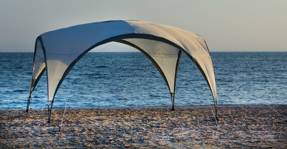 沙滩上的现代阳伞图片