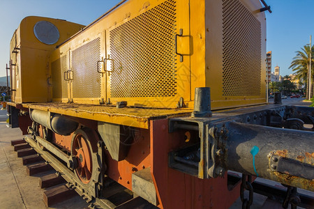 20世纪中叶采矿业的老黄柴油机车图片
