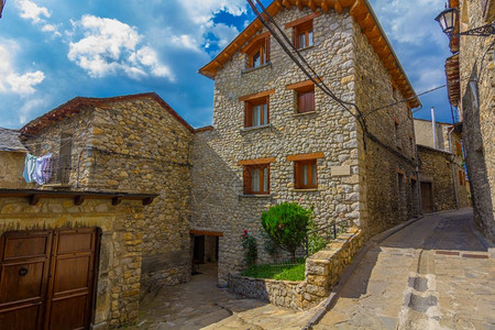 西班牙韦斯卡皮雷内人拥有美丽的石屋阿伊萨中世纪村庄图片