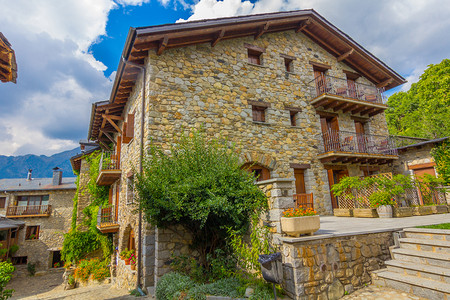 西班牙韦斯卡皮雷内人拥有美丽的石屋阿伊萨中世纪村庄图片