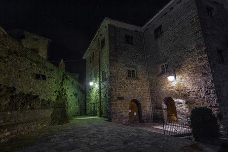 比利牛斯人中世纪村庄Ainsa中世纪晚上有漂亮的石屋西班牙威斯卡图片