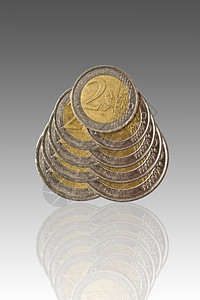 欧元硬币和白背景上的反射图片