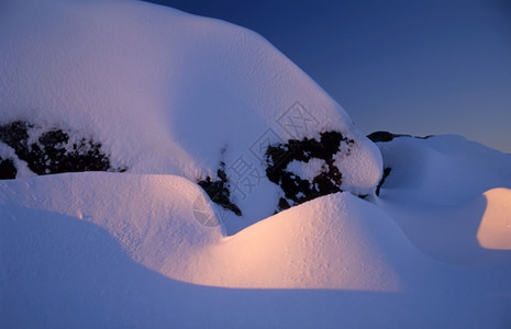 大石头下雪图片