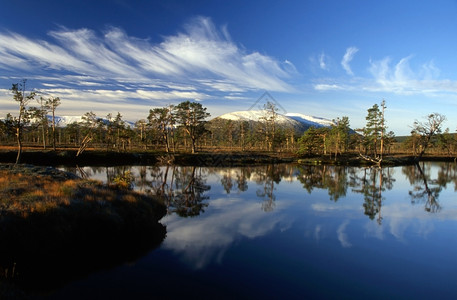 蓝天清水的山湖图片