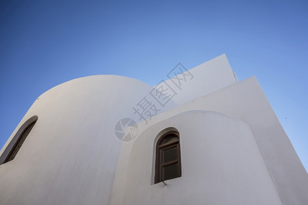 希腊圣托里尼白教堂和蓝天图片