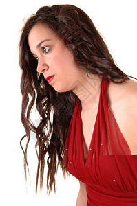 一个穿着红色礼服的年轻美女特写站在工作室的白背景图片
