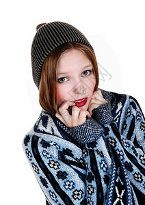 一个穿着蓝灰色毛衣和织帽的年轻女子与白种背景隔绝图片