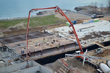 在安大略湖岸上建造一个新的分区在地基中挖掘混凝土图片