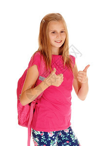 一个带着粉红色毛衣和背包的快乐少女带着两只大腿去上学与白人隔绝图片